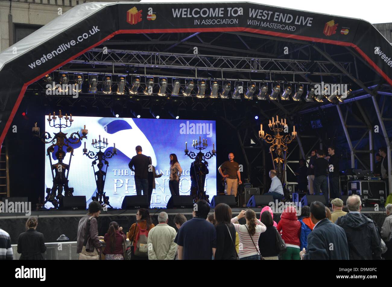 Trafalgar Square, London, UK. 21. Juni 2013. Versuche, das Phantom der Oper am Trafalgar Square - West End LIVE präsentiert die Qualität und Vielfalt der Unterhaltung im Angebot im Herzen des Londoner West End als ein spannender Ort für die ganze Familie – alles live, alles kostenlos im kultigen Ambiente des Trafalgar Square zu fördern. Bildnachweis: Marcin Libera/Alamy Live-Nachrichten Stockfoto