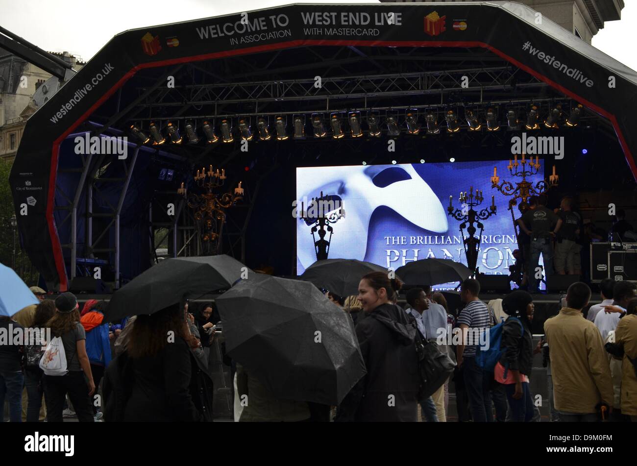 Trafalgar Square, London, UK. 21. Juni 2013. Versuche, das Phantom der Oper am Trafalgar Square - West End LIVE präsentiert die Qualität und Vielfalt der Unterhaltung im Angebot im Herzen des Londoner West End als ein spannender Ort für die ganze Familie – alles live, alles kostenlos im kultigen Ambiente des Trafalgar Square zu fördern. Bildnachweis: Marcin Libera/Alamy Live-Nachrichten Stockfoto