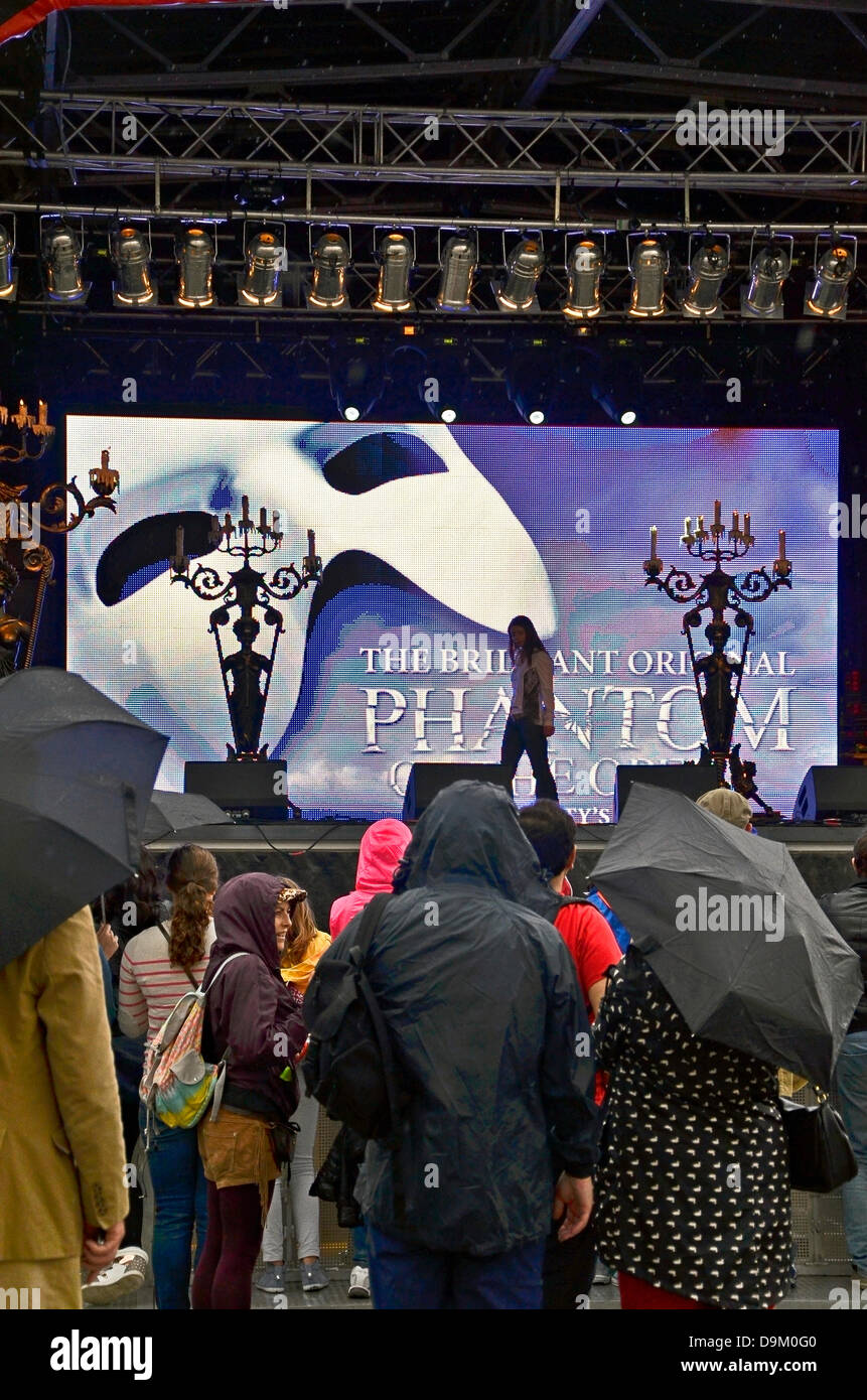 Trafalgar Square, London, UK. 21. Juni 2013. Versuche, das Phantom der Oper am Trafalgar Square - West End LIVE präsentiert die Qualität und Vielfalt der Unterhaltung im Angebot im Herzen des Londoner West End als ein spannender Ort für die ganze Familie – alles live, alles kostenlos im kultigen Ambiente des Trafalgar Square zu fördern. Bildnachweis: Marcin Libera/Alamy Live-Nachrichten Stockfoto