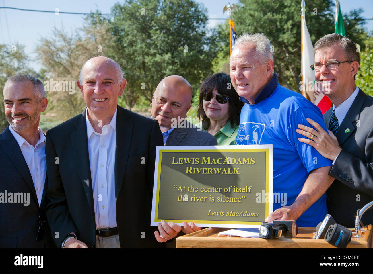 Sunnynook River Park, Los Angeles, USA. 20. Juni 2013. Councilmember Mitch O'Farrell, Lewis MacAdams, Councilmember Ed s. Reyes, Irma Munoz, Vorsitzenden, MRCA, Councilmember Tom LaBonge und Gary Lee Moore, Stadtingenieur für Los Angeles. Eröffnung Zeremonie des Sunnynook River Park und Plaque Engagement für Lewis MacAdams, Gründer von Freunden fo LA River (FoLAR) Kredit: Ambient Images Inc./Alamy Live News Stockfoto