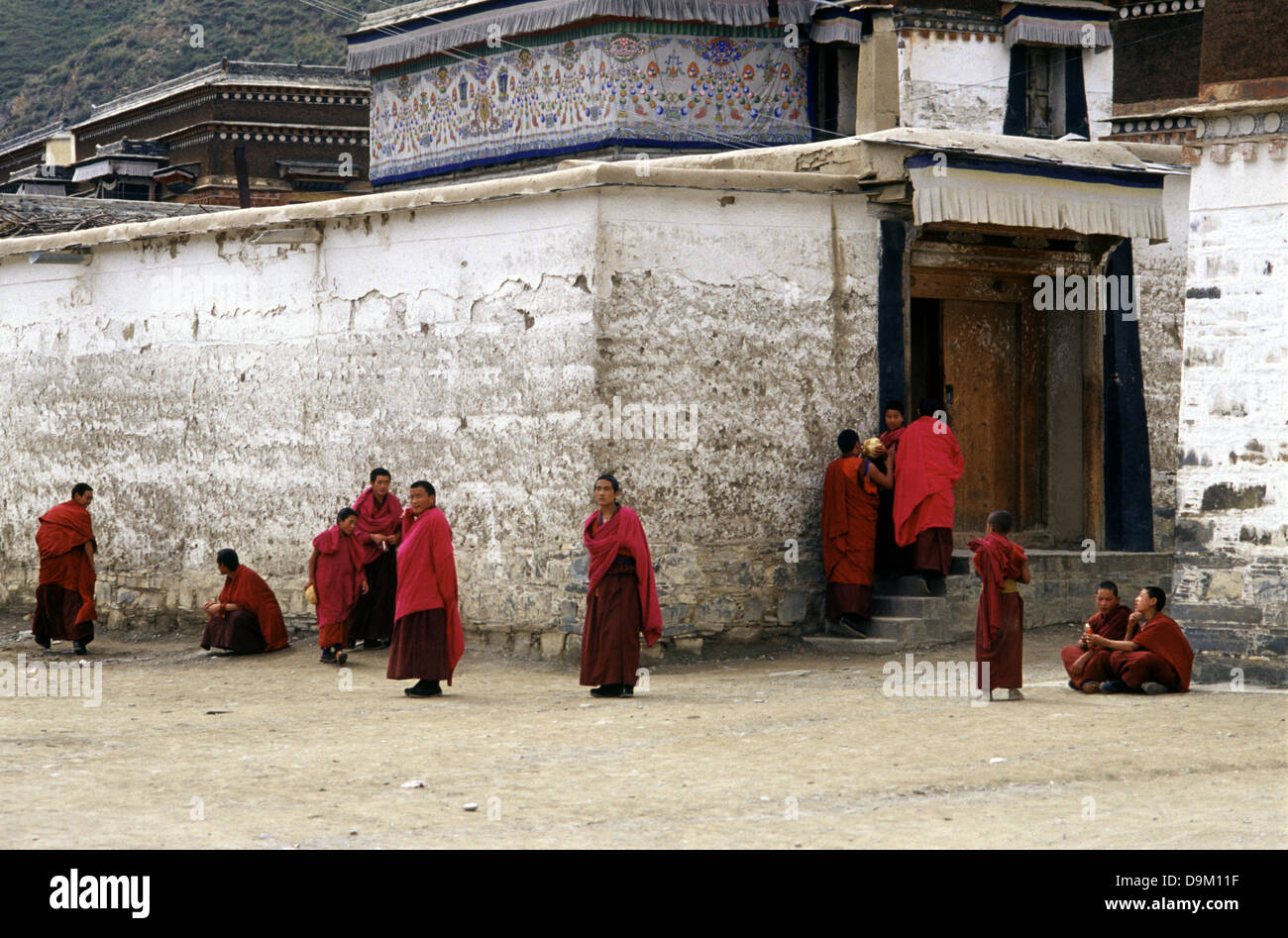 Buddhistische Mönche in in Labuleng Si oder Labrang Kloster, eines der sechs großen Klöster der Gelug Schule des tibetischen Buddhismus liegt am Fuße des Berges "Phoenix" nordwestlich von Xiahe County in Gannan tibetischen Nationalität autonomen Präfektur, Provinz Gansu, China Stockfoto