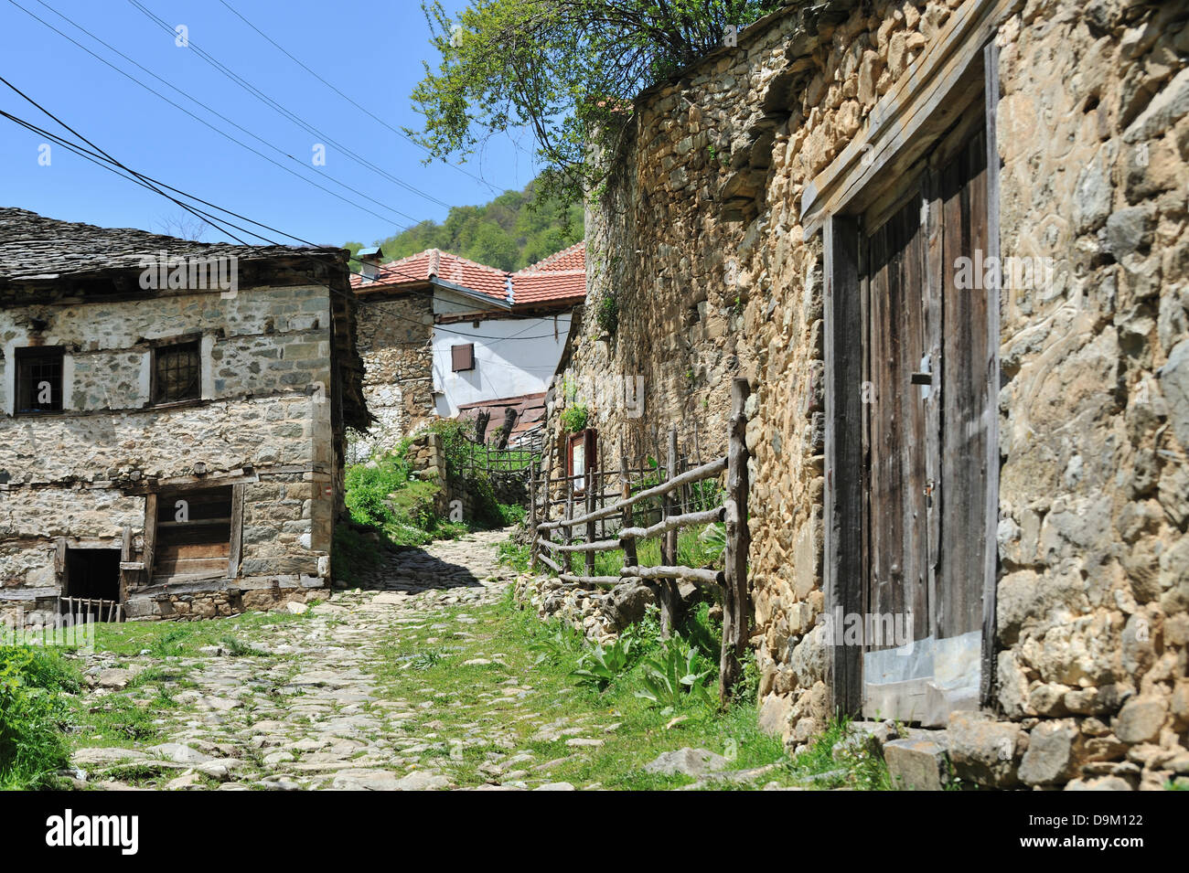 Straße im Dorf Maloviste, Mazedonien Stockfoto