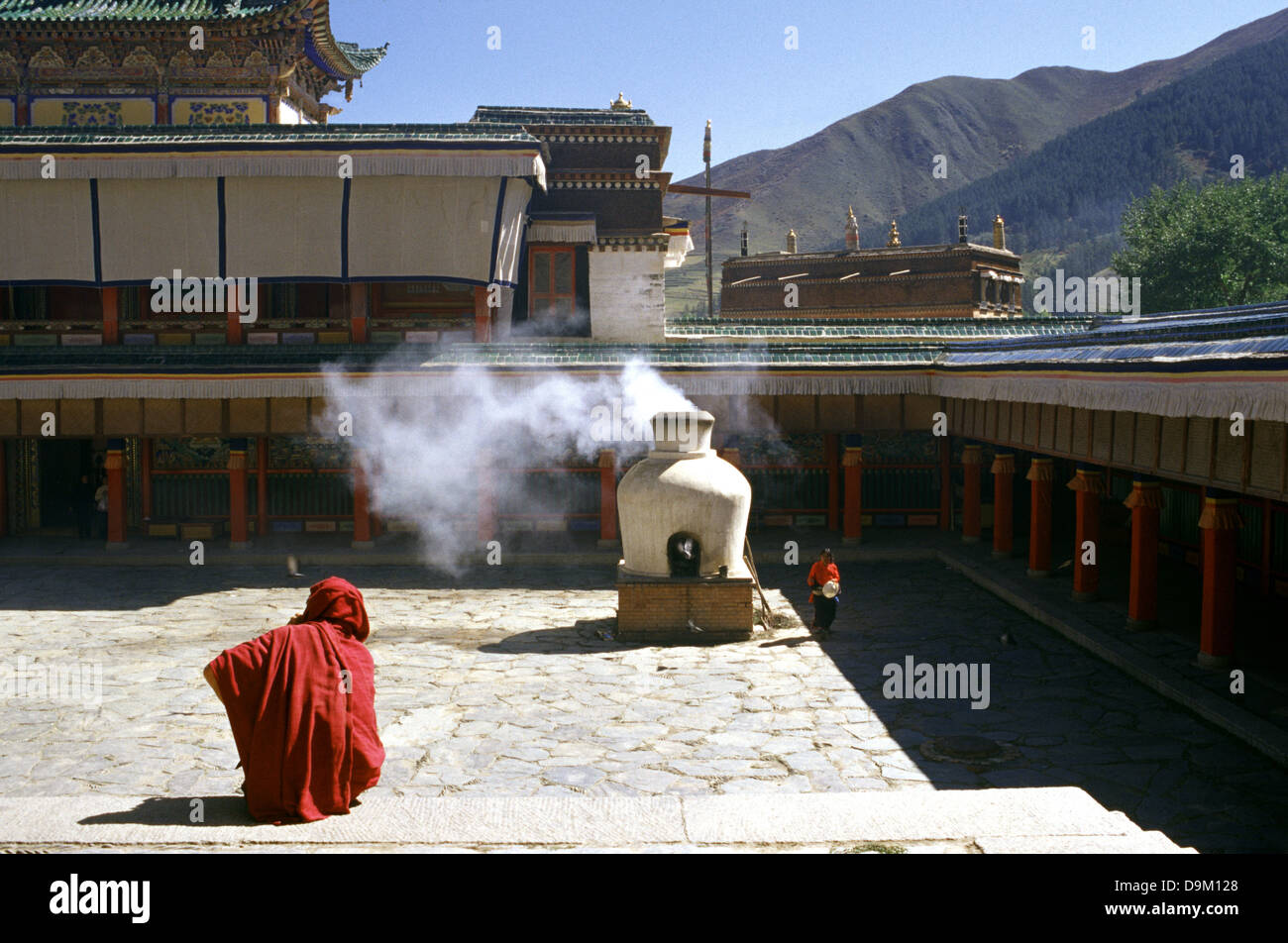 Wichtigste Gebet Hall Hof in Labuleng Si oder Labrang Kloster, eines der sechs großen Klöster der Gelug Schule des tibetischen Buddhismus befindet sich am Fuße des Berges "Phoenix" nordwestlich von Xiahe County in Gannan tibetischen Nationalität autonomen Präfektur, Provinz Gansu, China Stockfoto Wichtigste Gebet Hall Hof in Labuleng Si oder Labrang Kloster, eines der sechs großen Klöster der Gelug Schule des tibetischen Buddhismus befindet sich am Fuße des Berges "Phoenix" nordwestlich von Xiahe County in Gannan tibetischen Nationalität autonomen Präfektur, Provinz Gansu, China Stockfoto