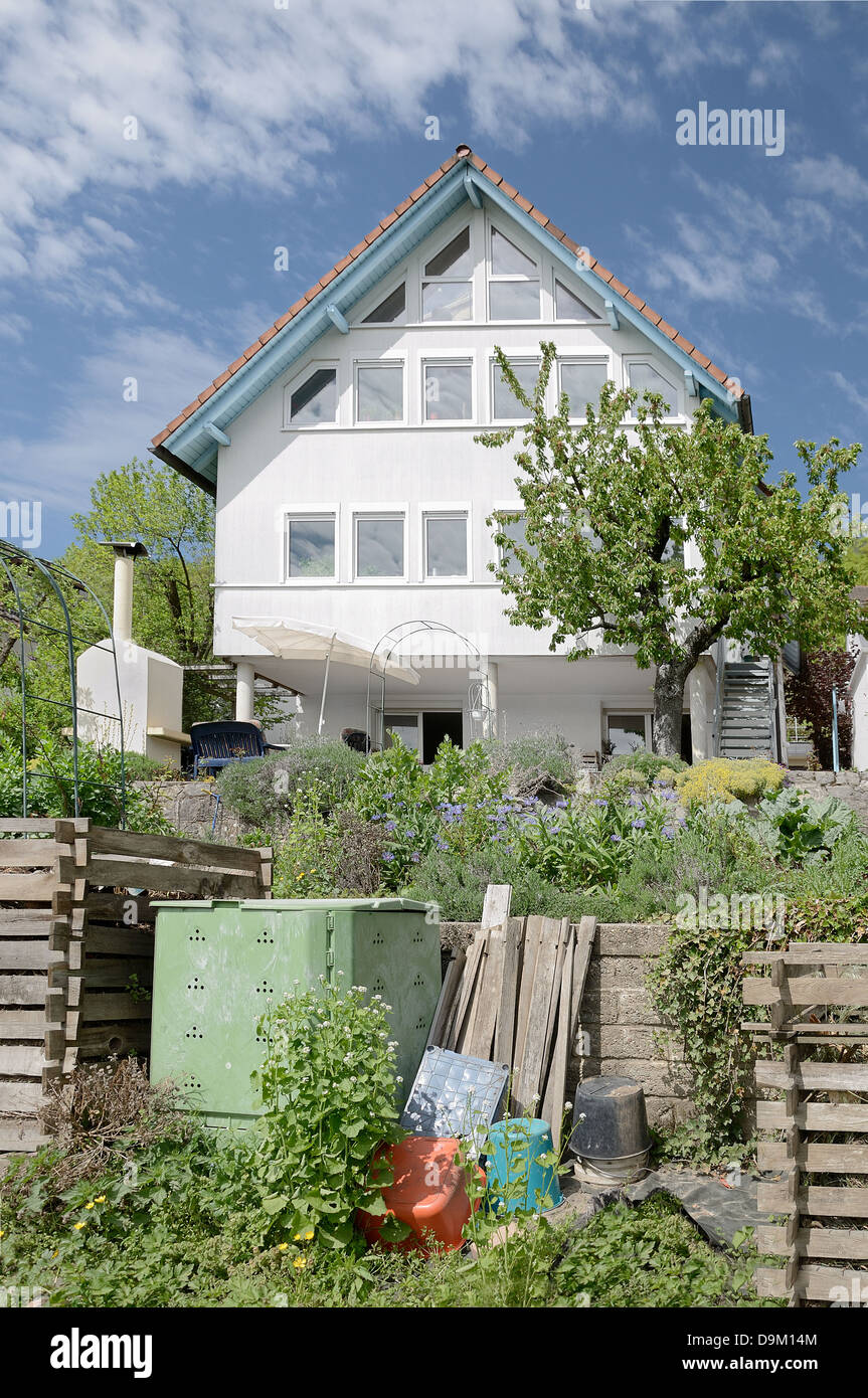 Haus mit Terrasse und Garten in ruhiger Natur Stockfoto