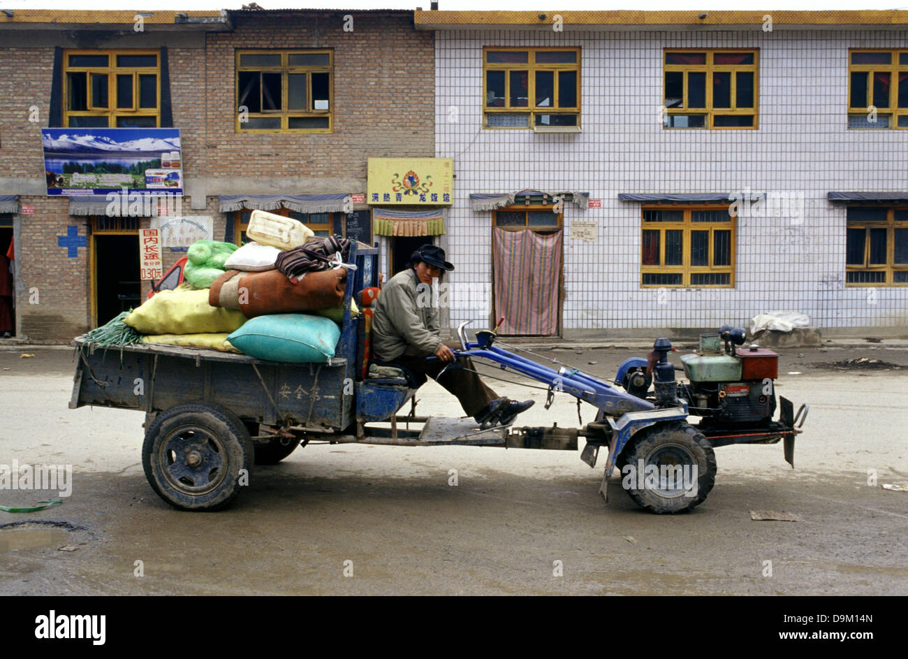 Zwei - Rad Traktor schleppen Cargo in Tongren Grafschaft für Tibeter bekannt als Rebgong innerhalb von Huangnan tibetischen autonomen Präfektur in Qinghai, China Stockfoto Zwei - Rad Traktor schleppen Cargo in Tongren Grafschaft für Tibeter bekannt als Rebgong innerhalb von Huangnan tibetischen autonomen Präfektur in Qinghai, China Stockfoto