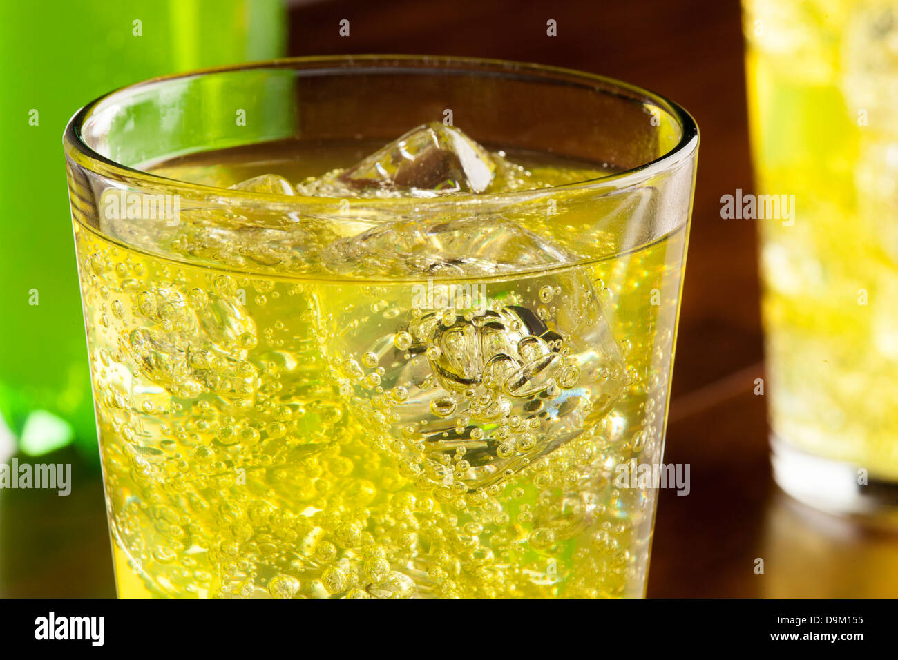 Green Energy trinken Soda vor dem Hintergrund Stockfoto