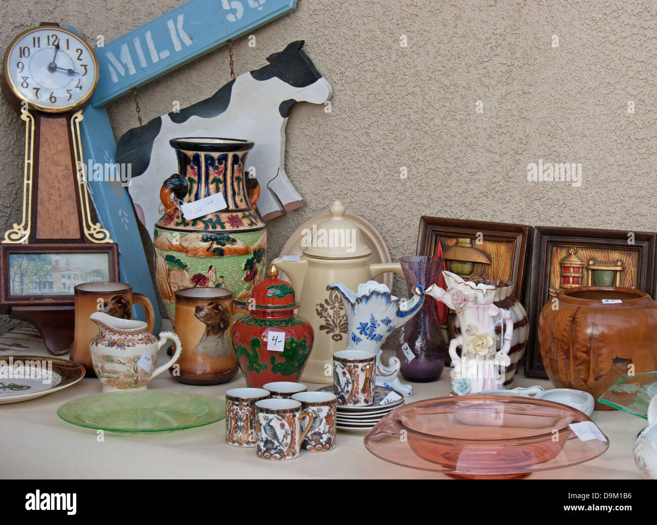 Hof Garage Immobilien Tag Verkauf Antiquitäten und Vintage Smalls auf dem Display mit Leerzeichen für Nachricht. Stockfoto
