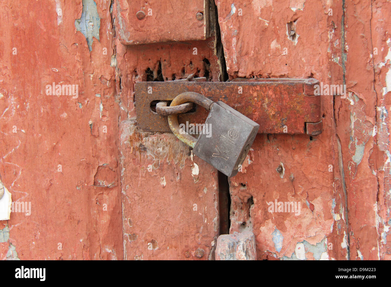 Alten Yale-Sperre für eine rustikale Tür. Stockfoto