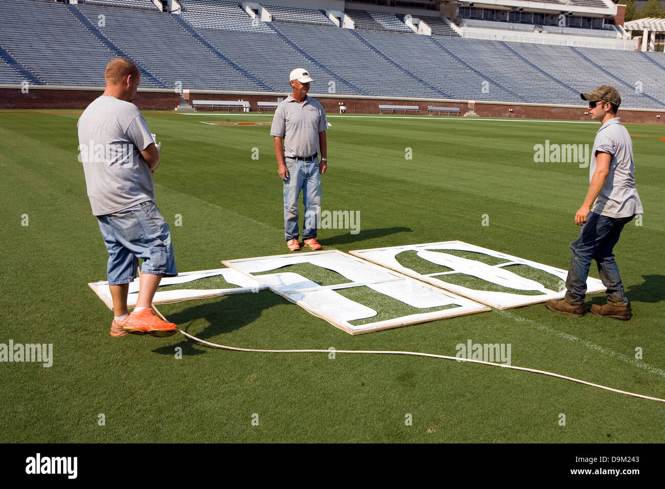 Die University of Virginia Bereich Sportmanagement Mitarbeiter malt das Fußballfeld im Scott Stadium auf 6. September 2007 Stockfoto