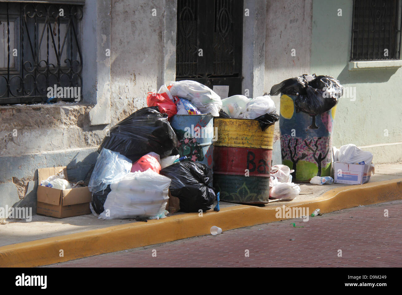 Berge von Müll blockieren einen Bürgersteig von Casco Antiguo von Panama City.  Schmutz Schmutz schmutzigen Mülltonnen Dosen schrecklich Stockfoto