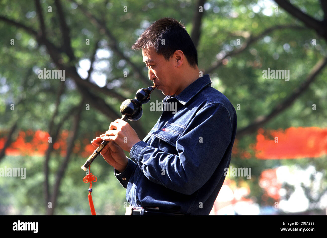 Ein chinesischer Mann spielt eine traditionelle Hulu Si Querflöte Art von Musikinstrument Flageolett in Gansu Provinz China Stockfoto Ein chinesischer Mann spielt eine traditionelle Hulu Si Querflöte Art von Musikinstrument Flageolett in Gansu Provinz China Stockfoto