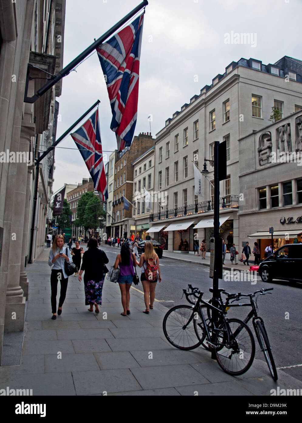Ansicht der Bond Street, einer exklusiven Einkaufsstraße im Londoner West End, die Nord-Süd verläuft zwischen Oxford Street und Piccadilly Stockfoto