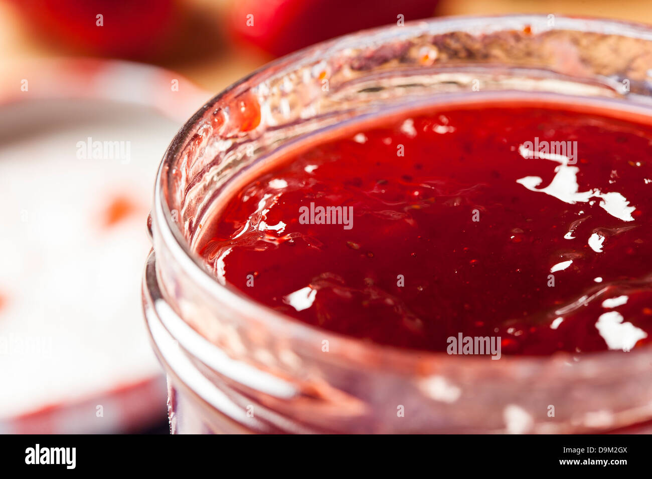 Hausgemachte Bio rote Erdbeere Jelly vor dem Hintergrund Stockfoto