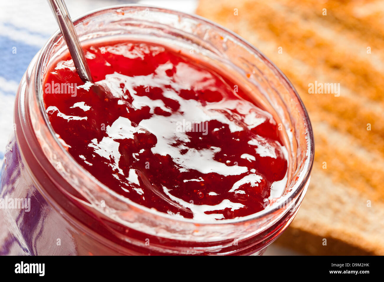 Hausgemachte Bio rote Erdbeere Jelly vor dem Hintergrund Stockfoto