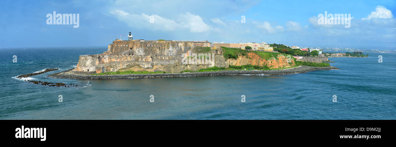Luftaufnahme des Castillo San Felipe del Morro mit Leuchtturm in San Juan, Puerto Rico - genäht aus 4 Bildern Stockfoto