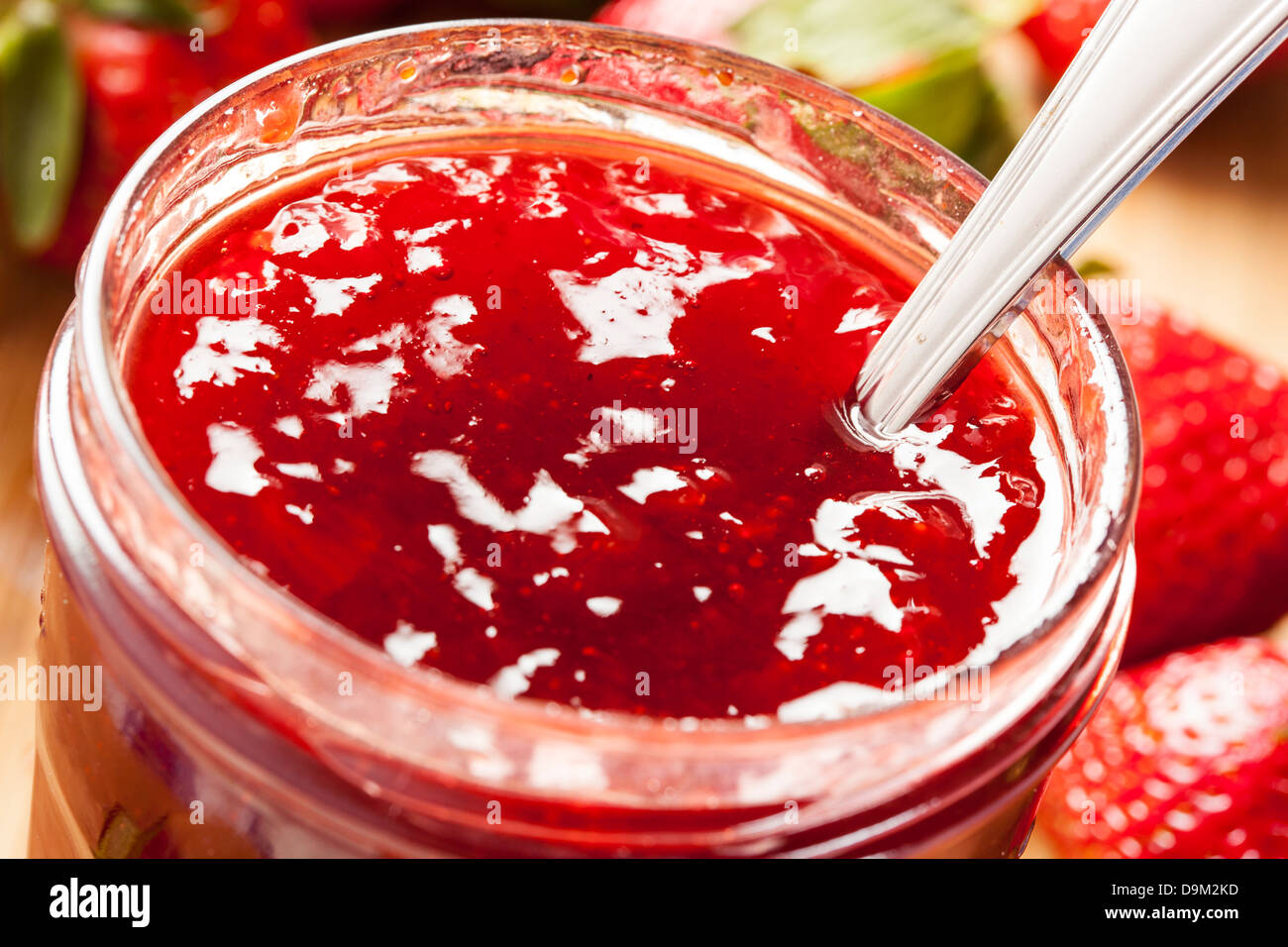 Hausgemachte Bio rote Erdbeere Jelly vor dem Hintergrund Stockfoto