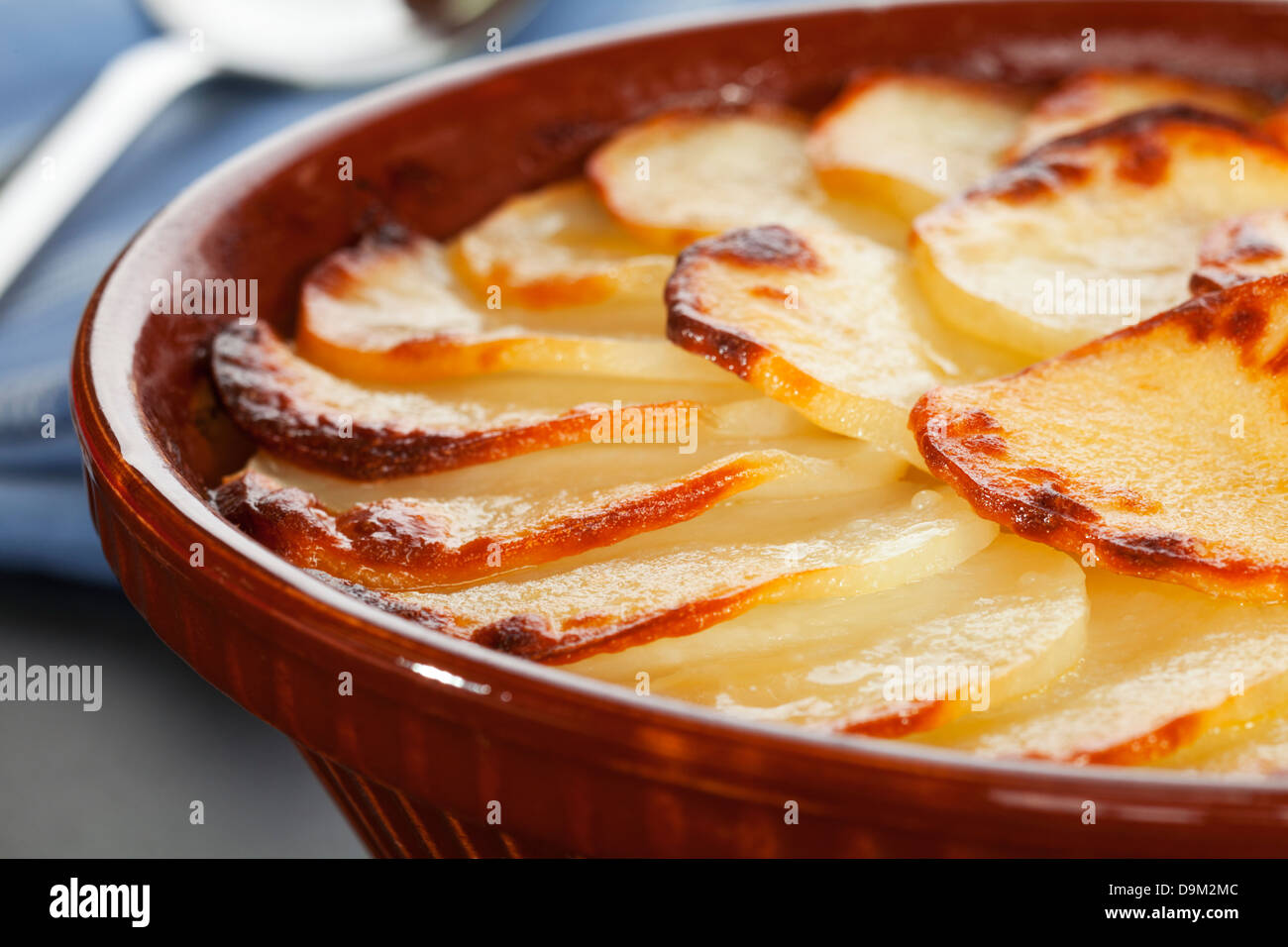 Boulangere Kartoffeln, eine berühmte französische Gericht in Scheiben geschnittene Zwiebel und Kartoffeln gebacken auf Lager. So genannt, weil in der Vergangenheit, Französisch... Stockfoto