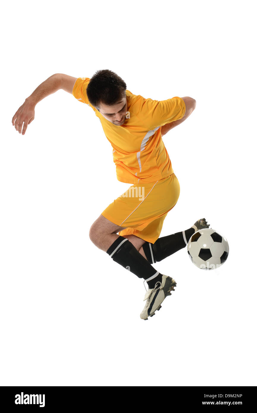 Fußball-Spieler durchführen zurück tritt isoliert auf weißem Hintergrund Stockfoto