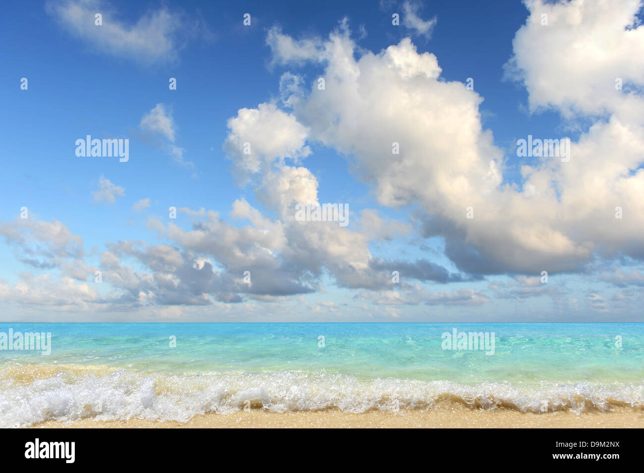 Karibik-Strand mit klarem Wasser und Wolken im Hintergrund Stockfoto