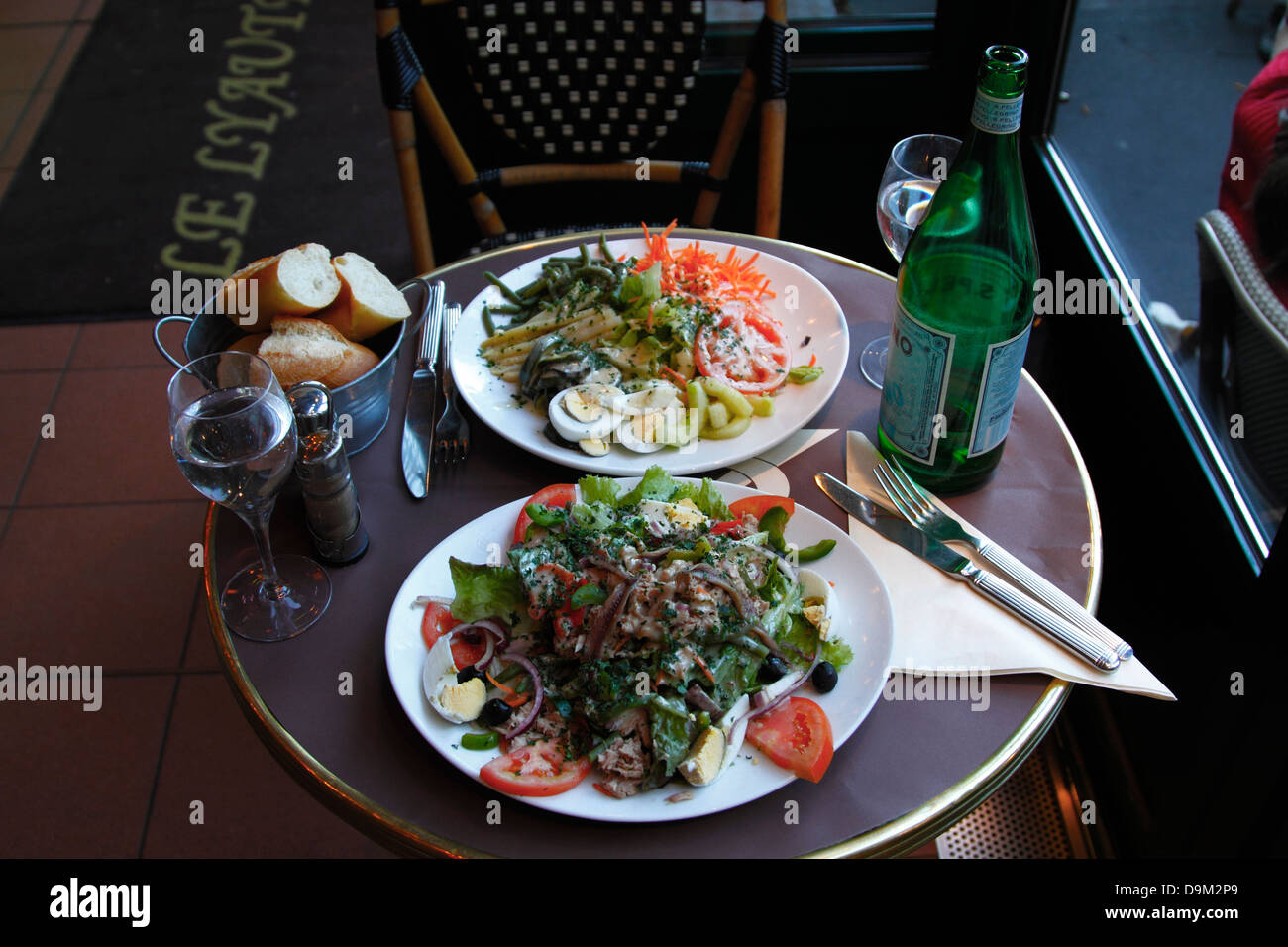 Frankreich, Versailles, Essen, typisch französischer Salat mit Mineralwasser. Stockfoto