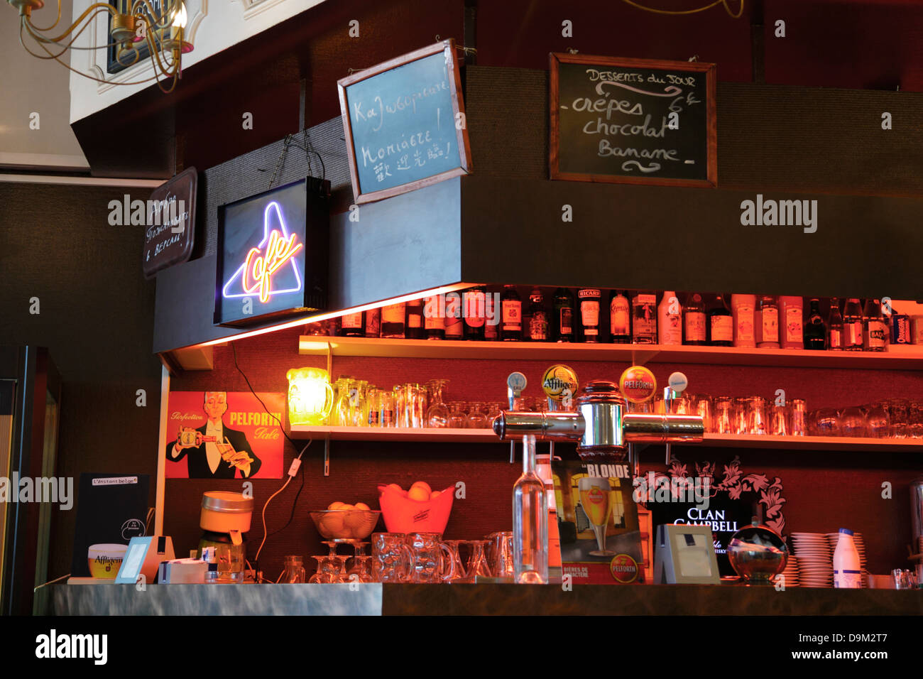 Frankreich, Versailles, Cafe, alkoholische Getränke und Gläser auf Bar Regal angezeigt. Stockfoto