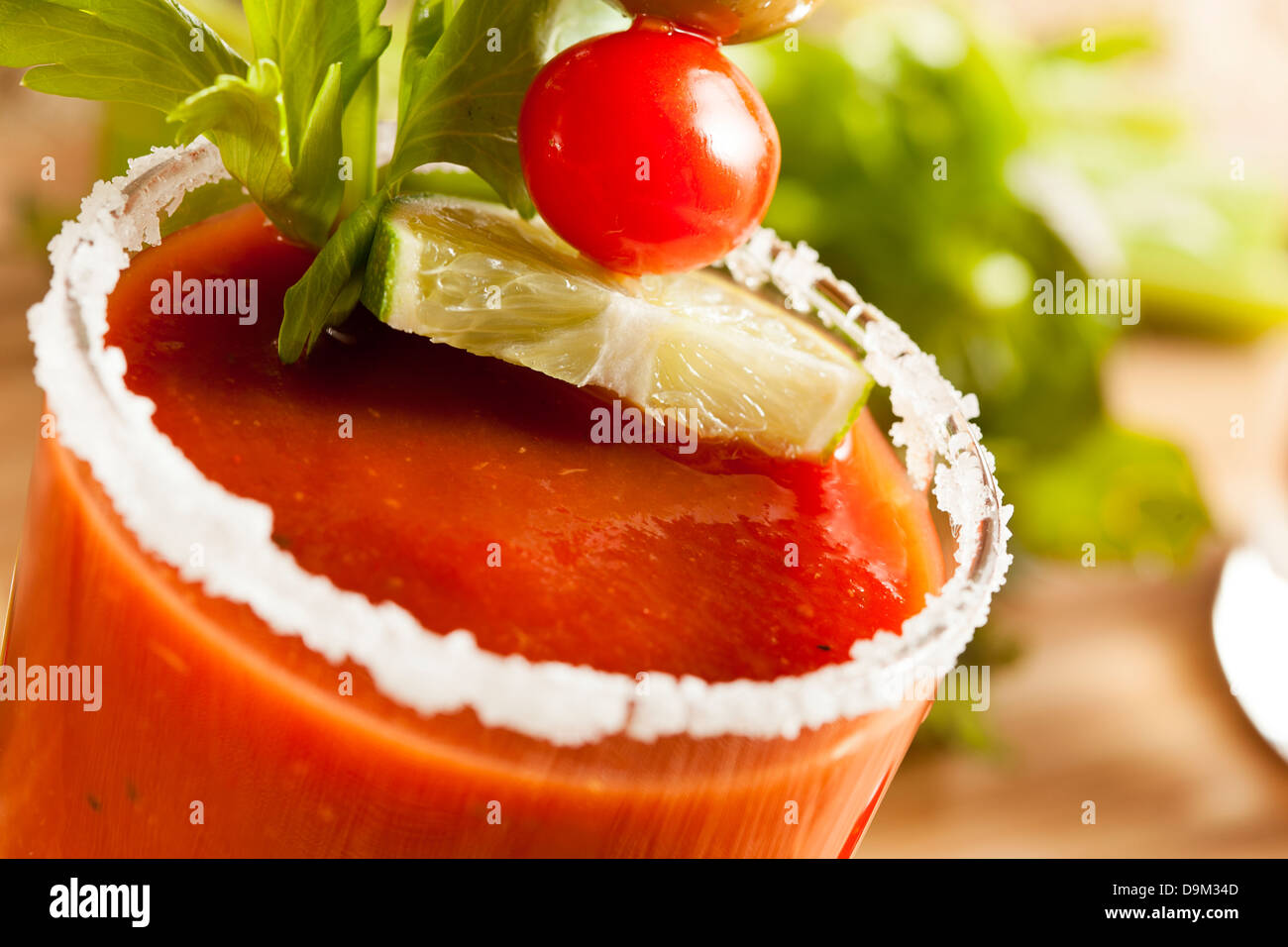 Würzige Bloody Mary alkoholische Getränk mit eine Tomate garnieren Stockfoto