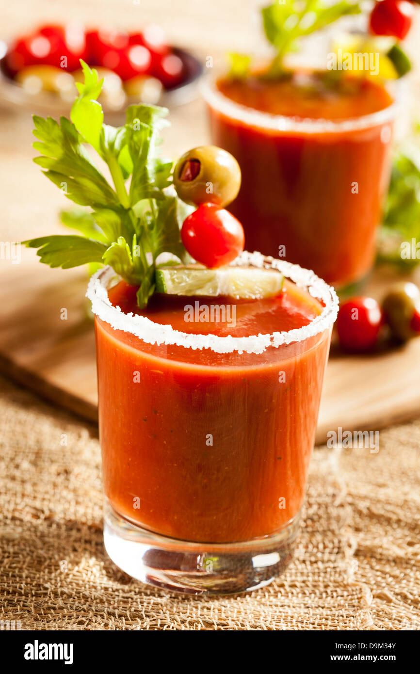 Würzige Bloody Mary alkoholische Getränk mit eine Tomate garnieren Stockfoto