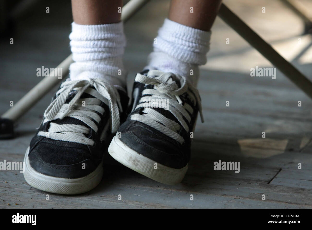Weiße Schuhe Mit Schwarze Socken Stockfotos und -bilder Kaufen - Alamy