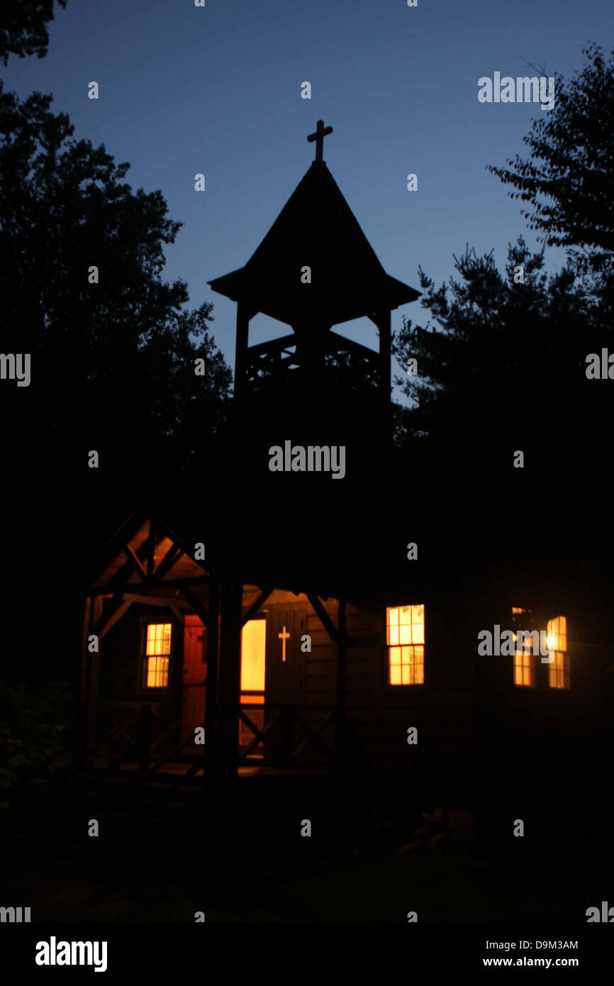 Kapelle, Kirche, mit Bäumen, die Silhouette bei Sonnenuntergang, Dämmerung mit Leuchten von innen leuchtende Stockfoto