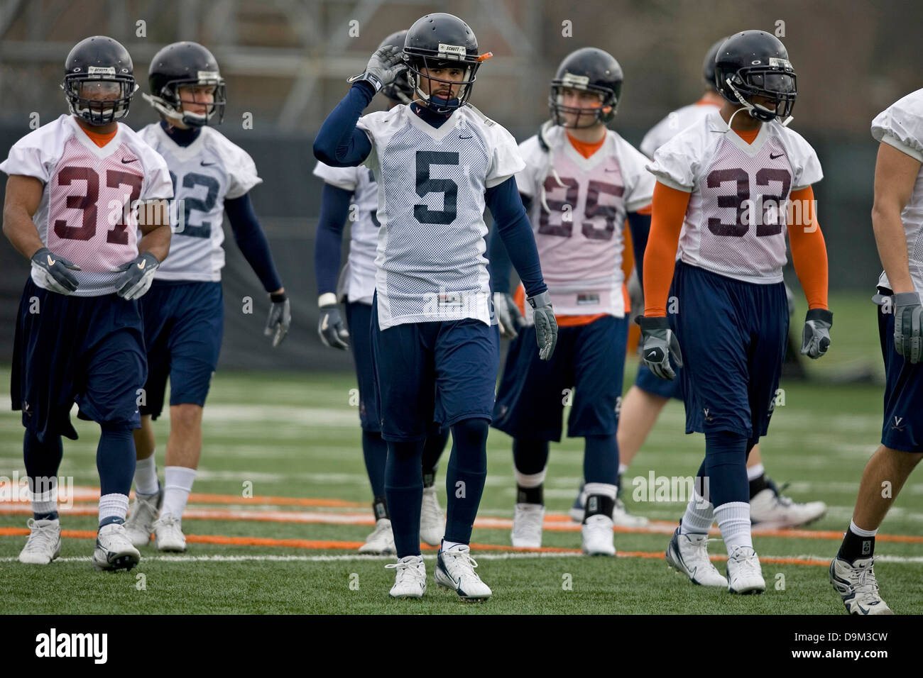 Mikell Simpson (5), Cedric Peerman (37), Josh Zidenberg (25), Keith Payne (32) von den Virginia Cavaliers im Frühling Training Stockfoto