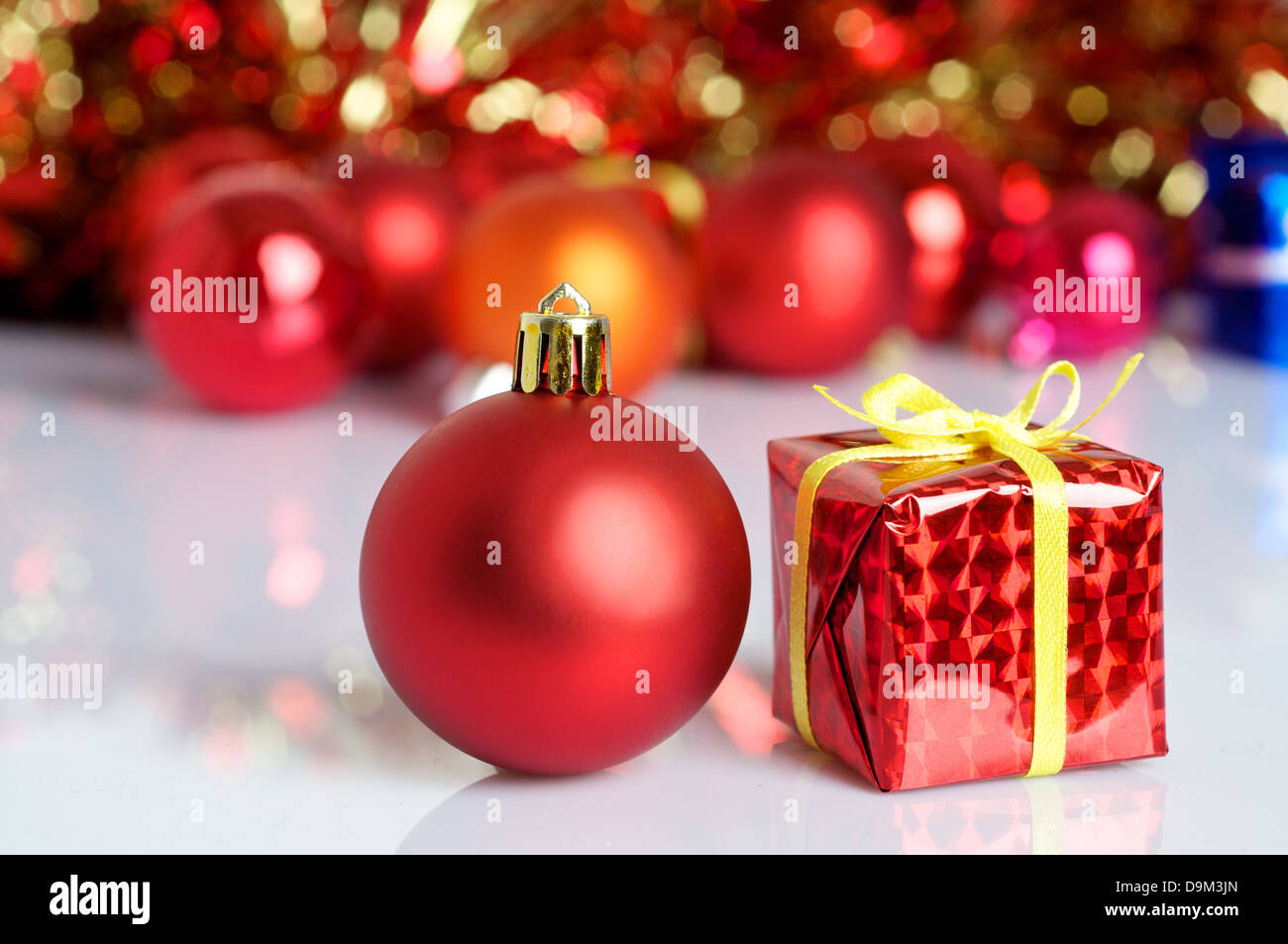 Weihnachtskugel auf Weihnachten Hintergrund Stockfoto