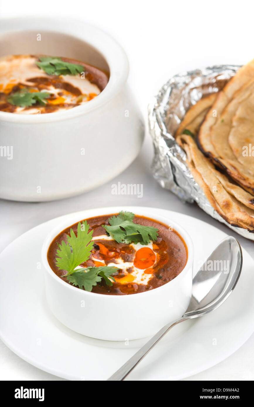 Dal Makhni Handi Wali in einem Teller mit Chapattis gedient Stockfoto