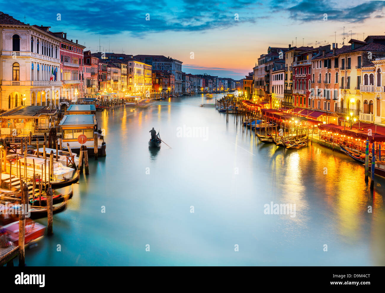 berühmte grand Canale von Rialto-Brücke zur blauen Stunde, Venedig, Italien Stockfoto