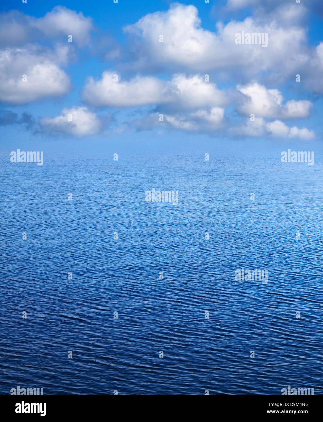 Eine blaue wellige Seascape, Himmel und Wolke Natur Hintergrund Stockfoto