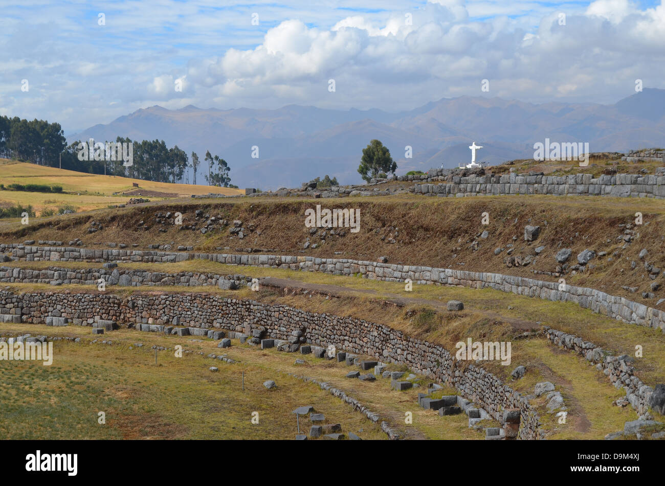 Die Inka-Stätte von Sacsayhuaman mit Cristo Blanco im Hintergrund in der Nähe von Cusco, Peru Stockfoto