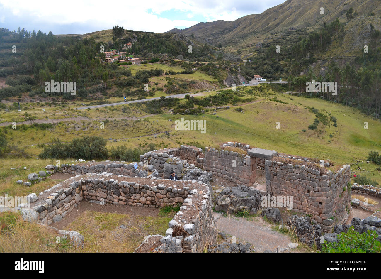 Die Inka-Stätte von Puka Pukara (Rote Festung) am Rande der Stadt Cusco, Peru Stockfoto