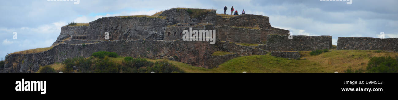 Die Inka-Stätte von Puka Pukara (Rote Festung) am Rande der Stadt Cusco, Peru Stockfoto
