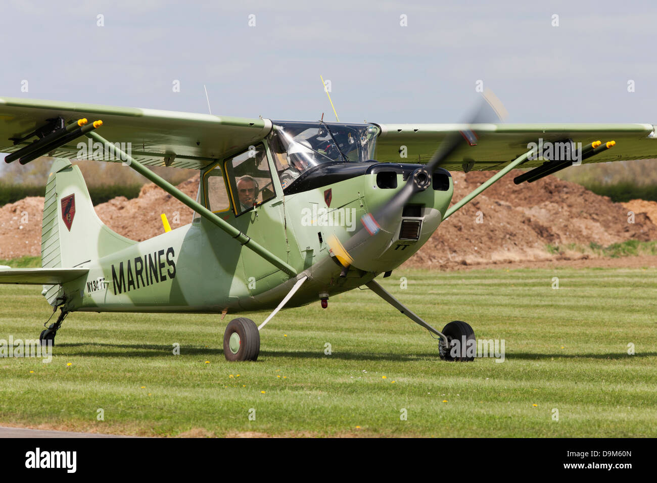 Cessna O-1e Bird Dog N134TT Rollen entlang der Start-und Landebahn nach der Landung am Breighton Flugplatz Stockfoto