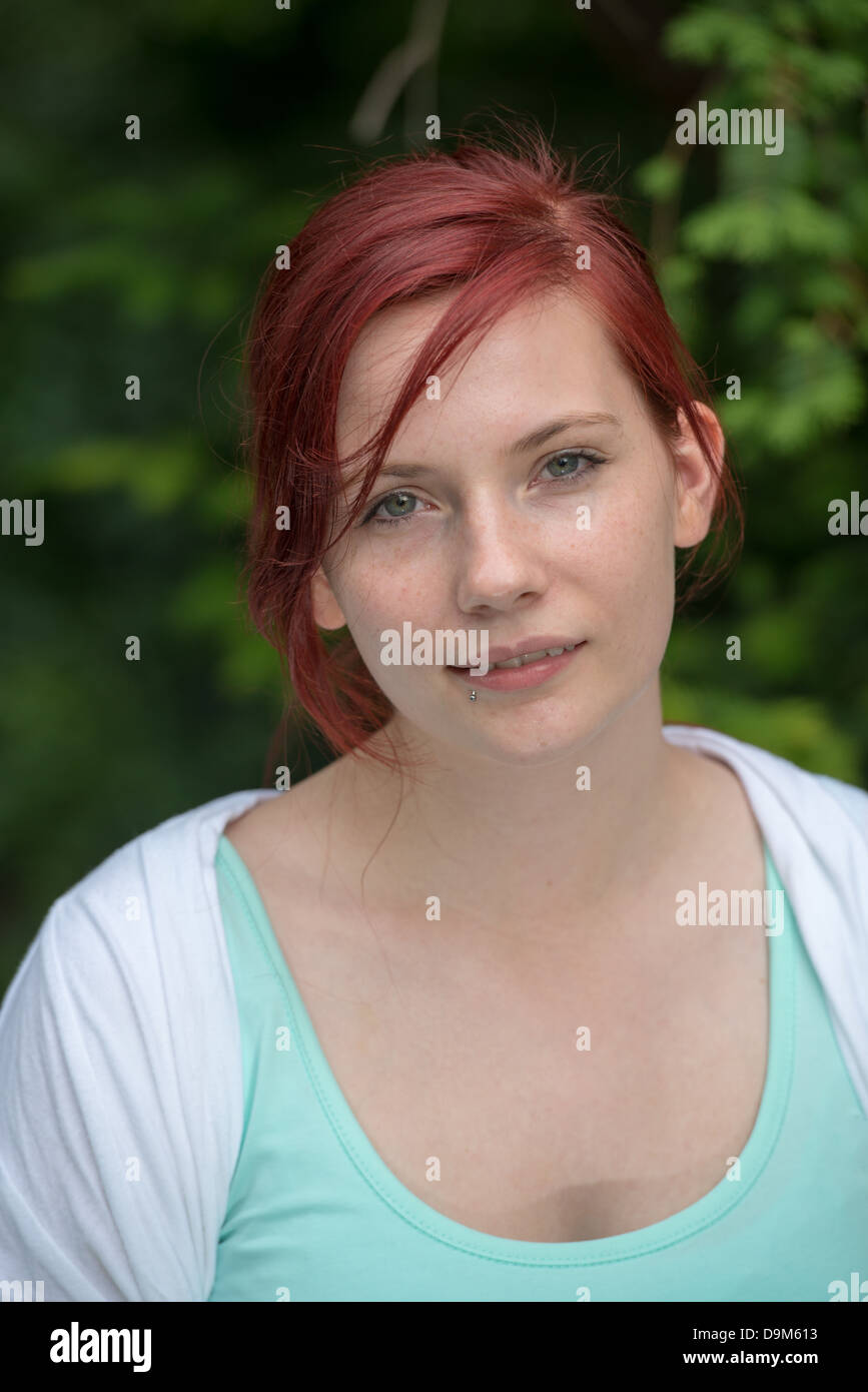 junge Frau mit roten Haaren auf der Suche Stockfoto