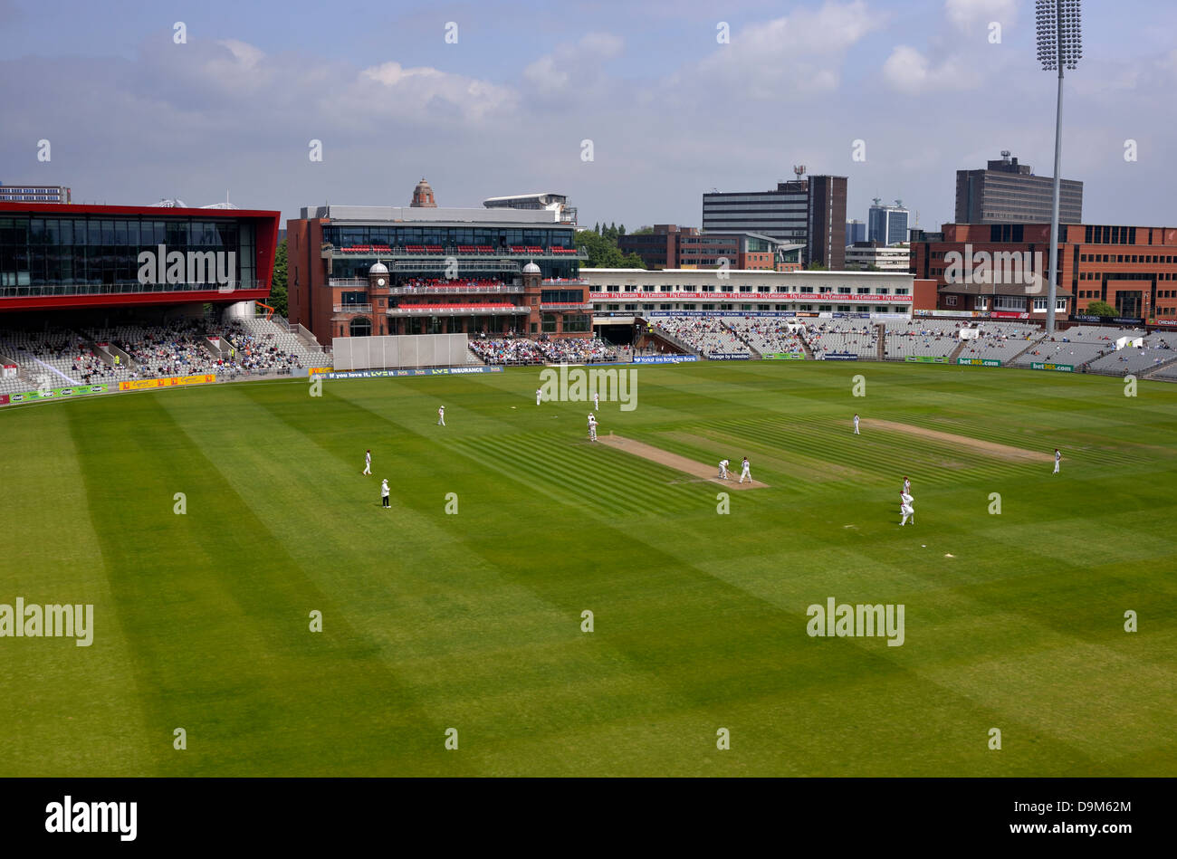 Die renovierten Pavillon hält die Twin Towers im Emirates old Trafford Cricket Ground, Manchester, uk Stockfoto