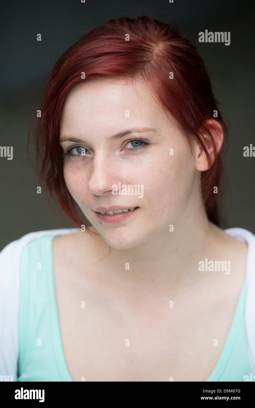 junge Frau mit roten Haaren auf der Suche Stockfoto
