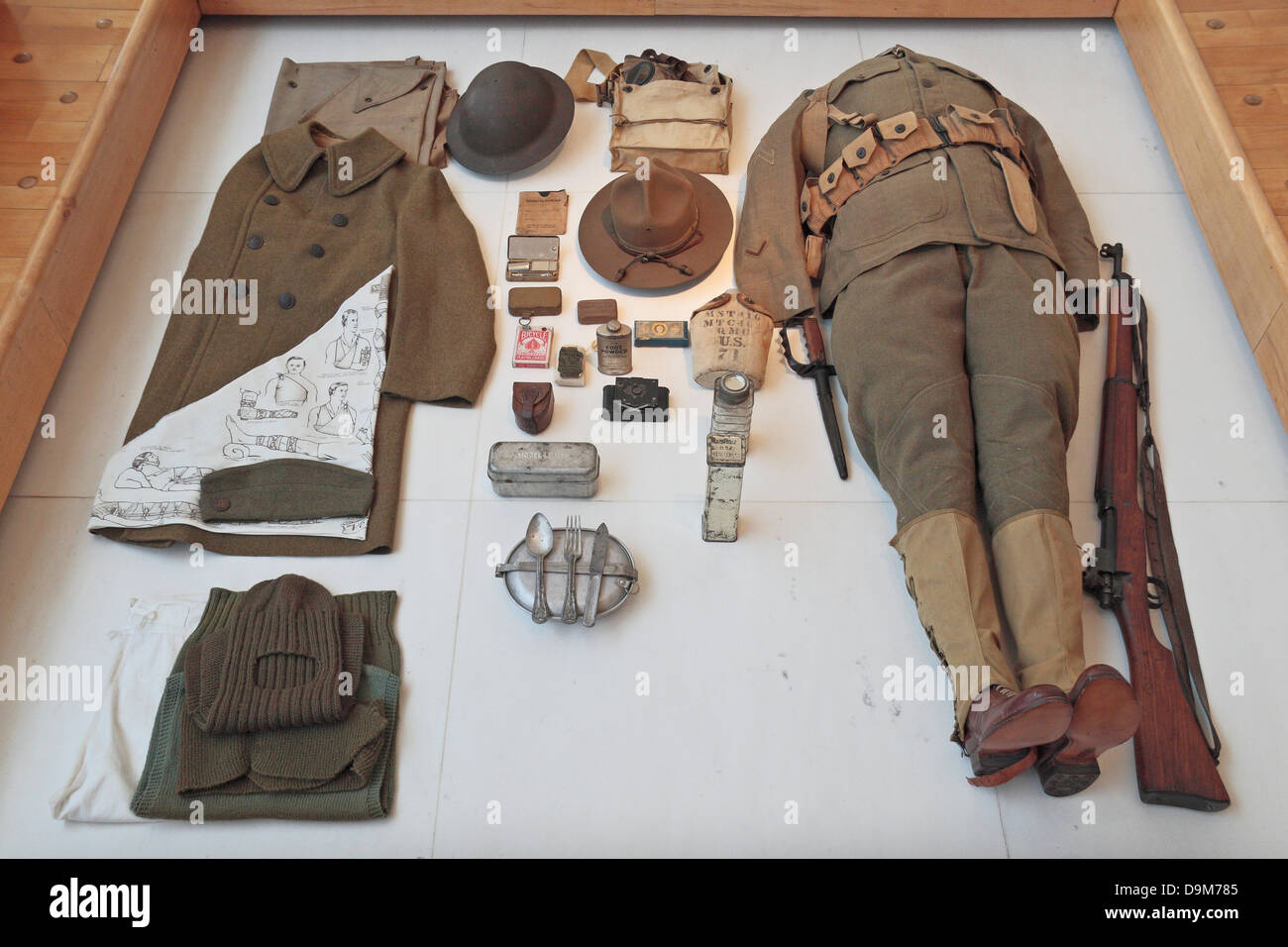 Anzeige von WW1 Ausrüstung, ein amerikanischer Soldat im historischen De La Grande Guerre Museum, Peronne, Somme, Frankreich angehören. Stockfoto