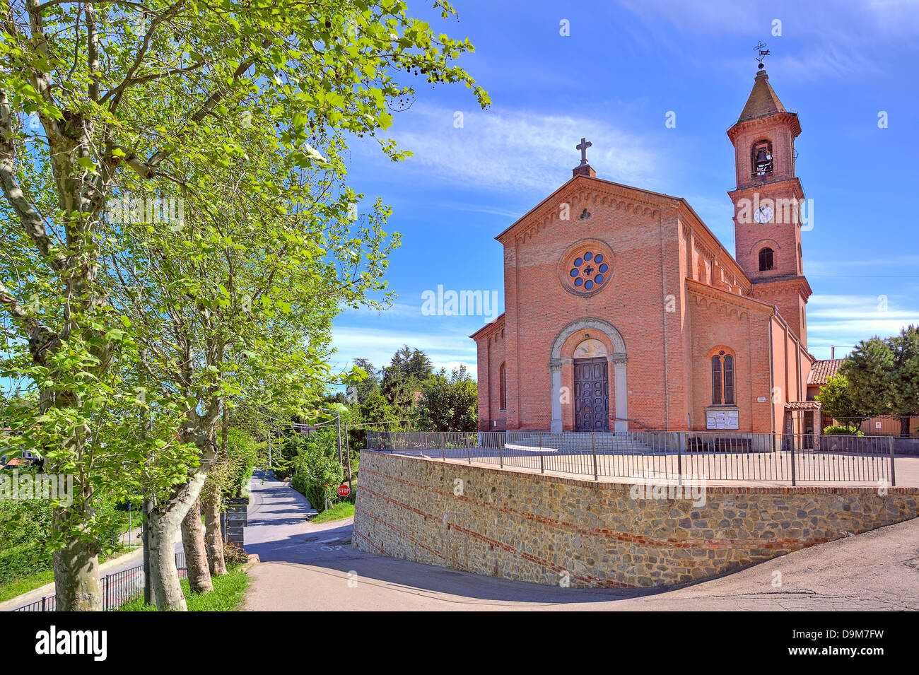 Rote Backsteinkirche auf dem kleinen Platz in Stadt von Serralunga D'Alba im Piemont, Norditalien, Stockfoto