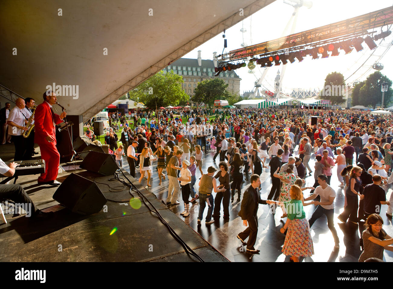 Die Menschen tanzen auf dem Southbank Festival, London, UK Stockfoto