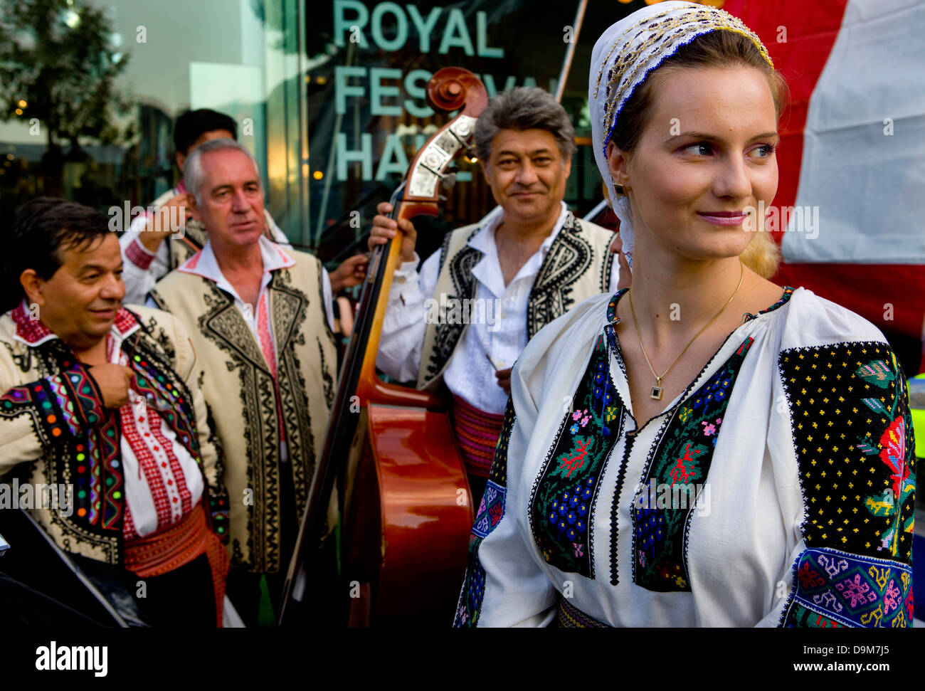 Rumänischen folk Band entlang der Southbank der Themse. Thames Festival 2008 Stockfoto