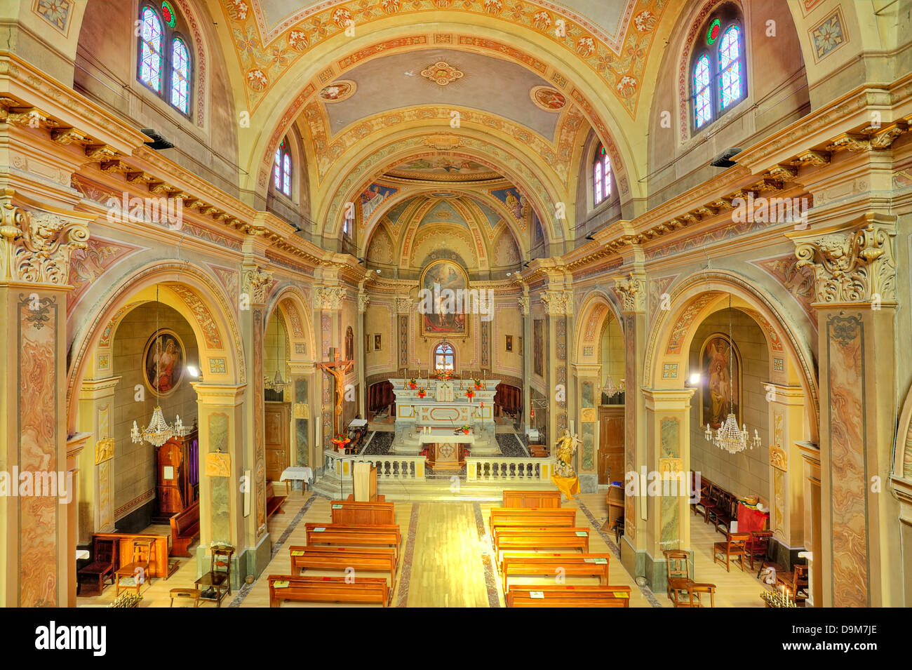 Innenansicht der kleinen katholischen Kirche in der Stadt von Serralunga D'Alba in Piemont, Italien (Ansicht von oben). Stockfoto