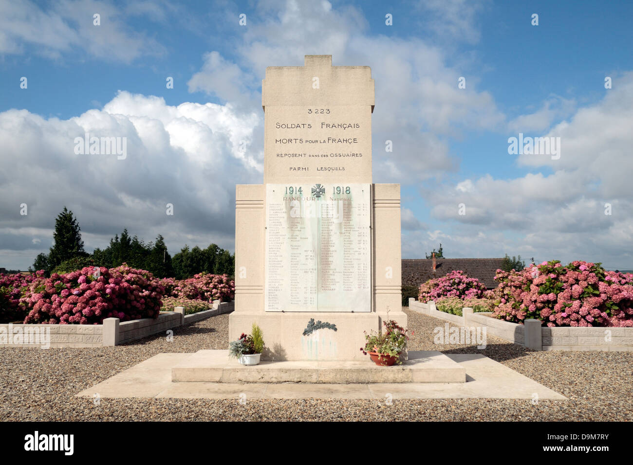 Rancourt Französisch Friedhof Memorial und Beinhaus Blumenbeeten (die Beete hinter), Rancourt, Somme, Picardie, Frankreich. Stockfoto