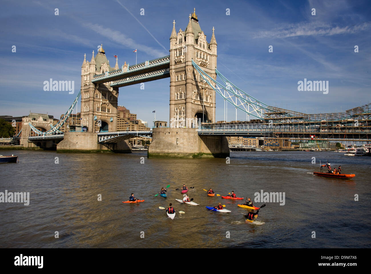Kajaks in der Themse vor der Tower Bridge, London, England, UK Stockfoto