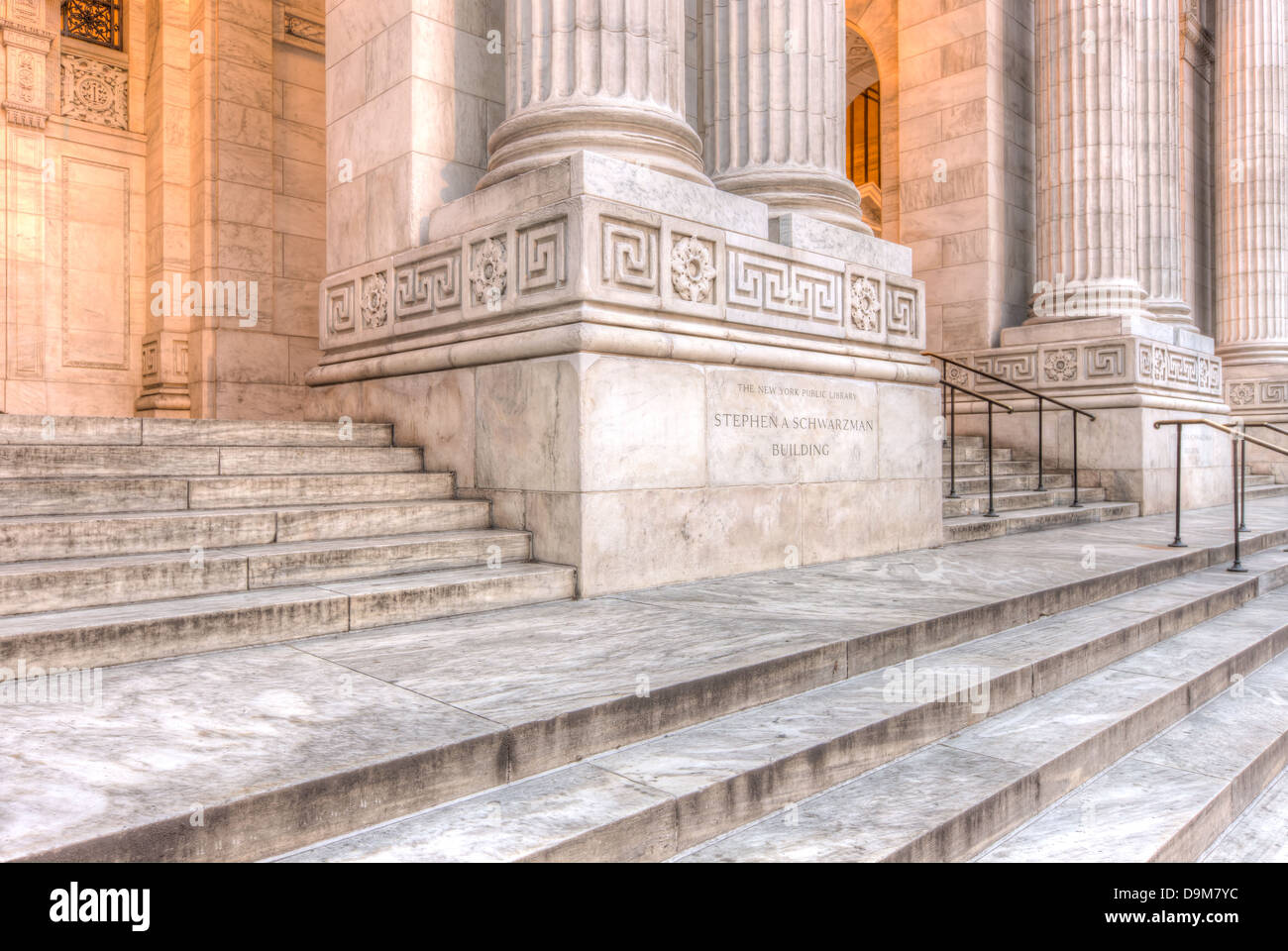 Korinthische Säulen flankieren die Haupteingängen, die New York Public Library Stephen A. Schwarzman Building in New York City. Stockfoto