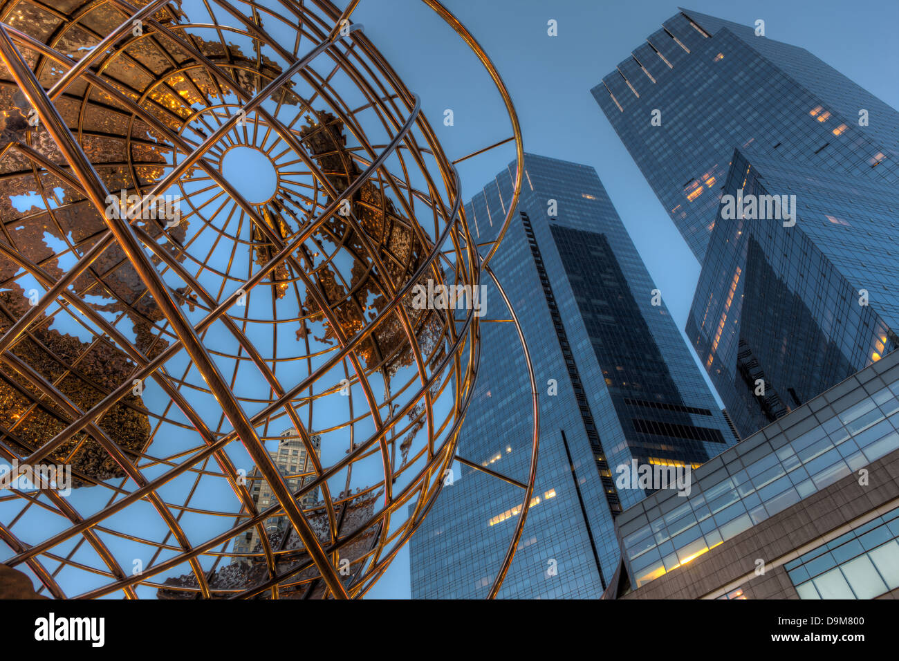 Der Stahl Welt außerhalb von Trump International Hotel und die Türme von Time Warner Center in Columbus Circle in New York City. Stockfoto